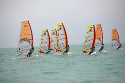 开云平台-包含帆船选手技艺精湛，海上比赛激烈角逐的词条