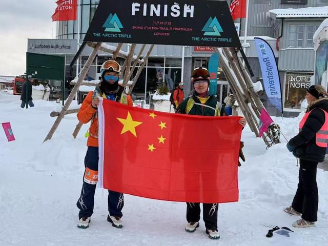 挪威滑雪健将夺冠，飘逸在雪地上