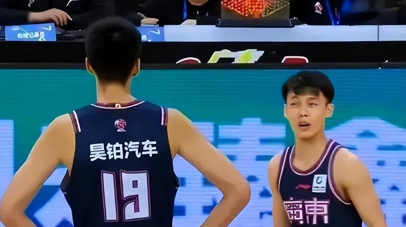 包含球队掀翻对手，主教练对球员表现赞不绝口的词条