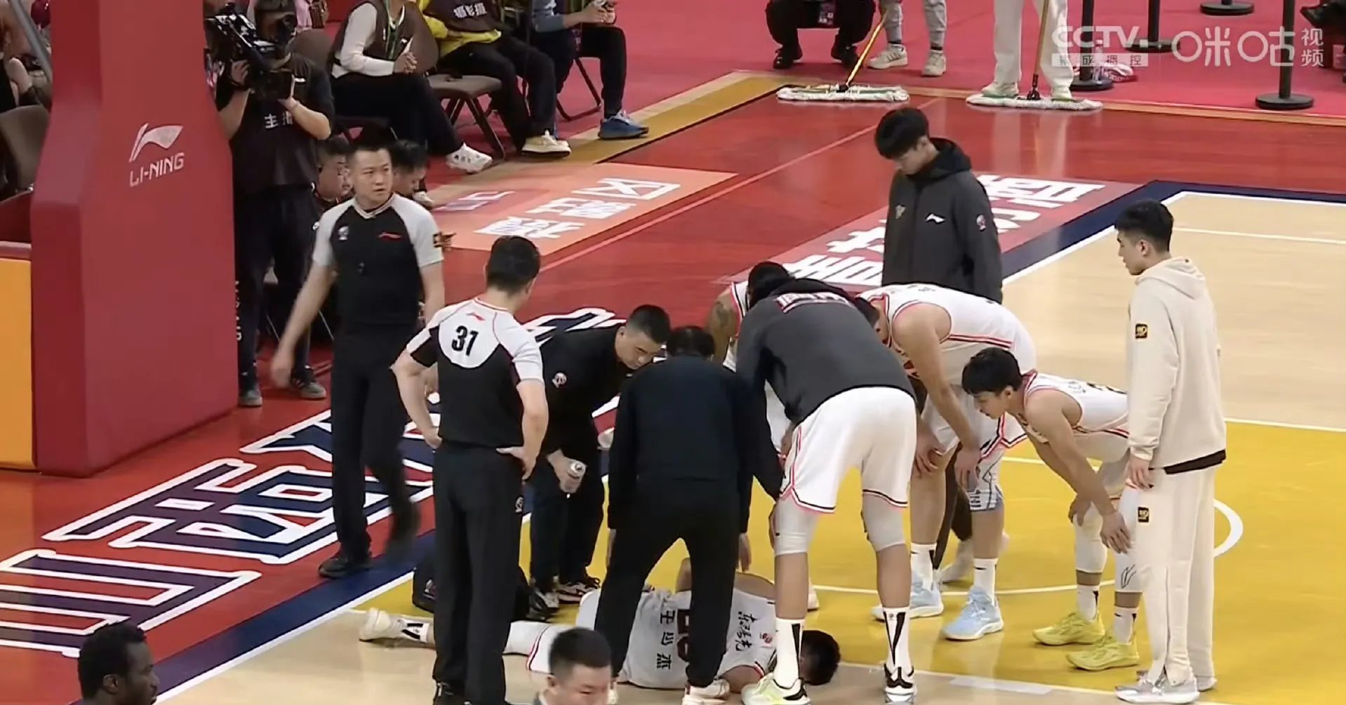 包含球队掀翻对手，主教练对球员表现赞不绝口的词条