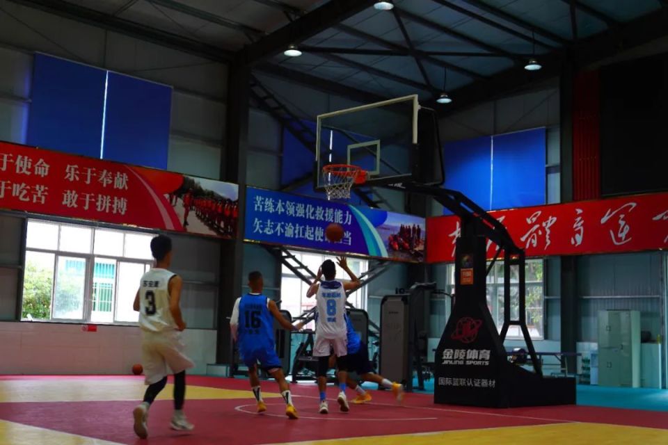 球员在篮球赛场上鏖战燃情，尽展拼搏精神
