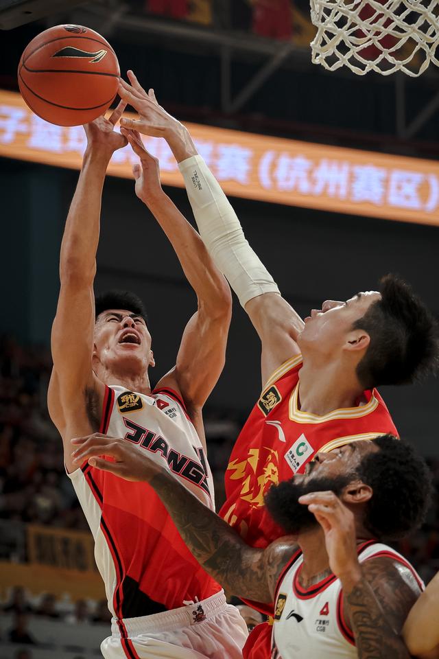 浙江男篮在致胜比赛中展现出强大气势