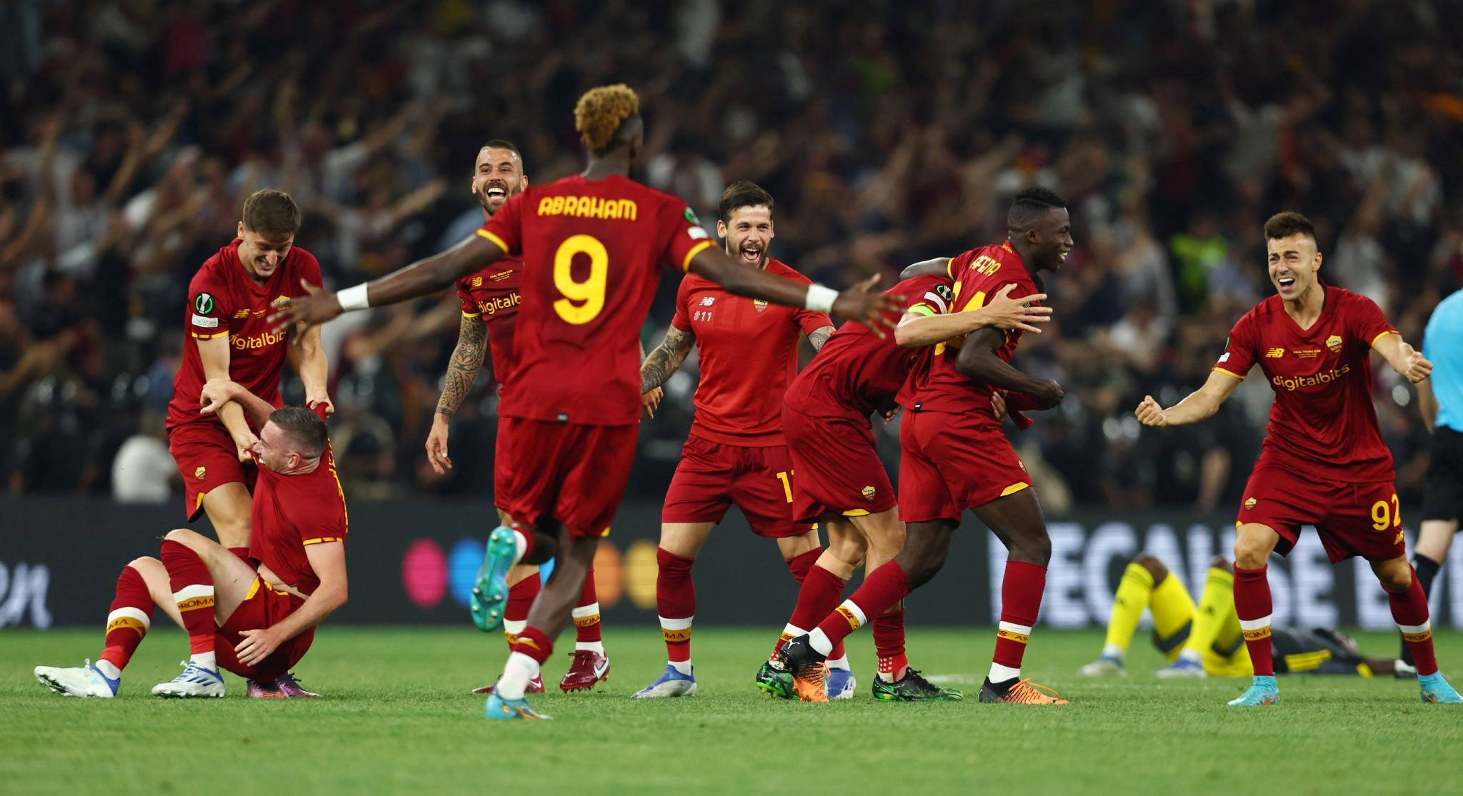 阿贾克斯客场击败热那亚,积分榜上升至第一 阿贾克斯客场击败热那亚,积分榜上升至第一