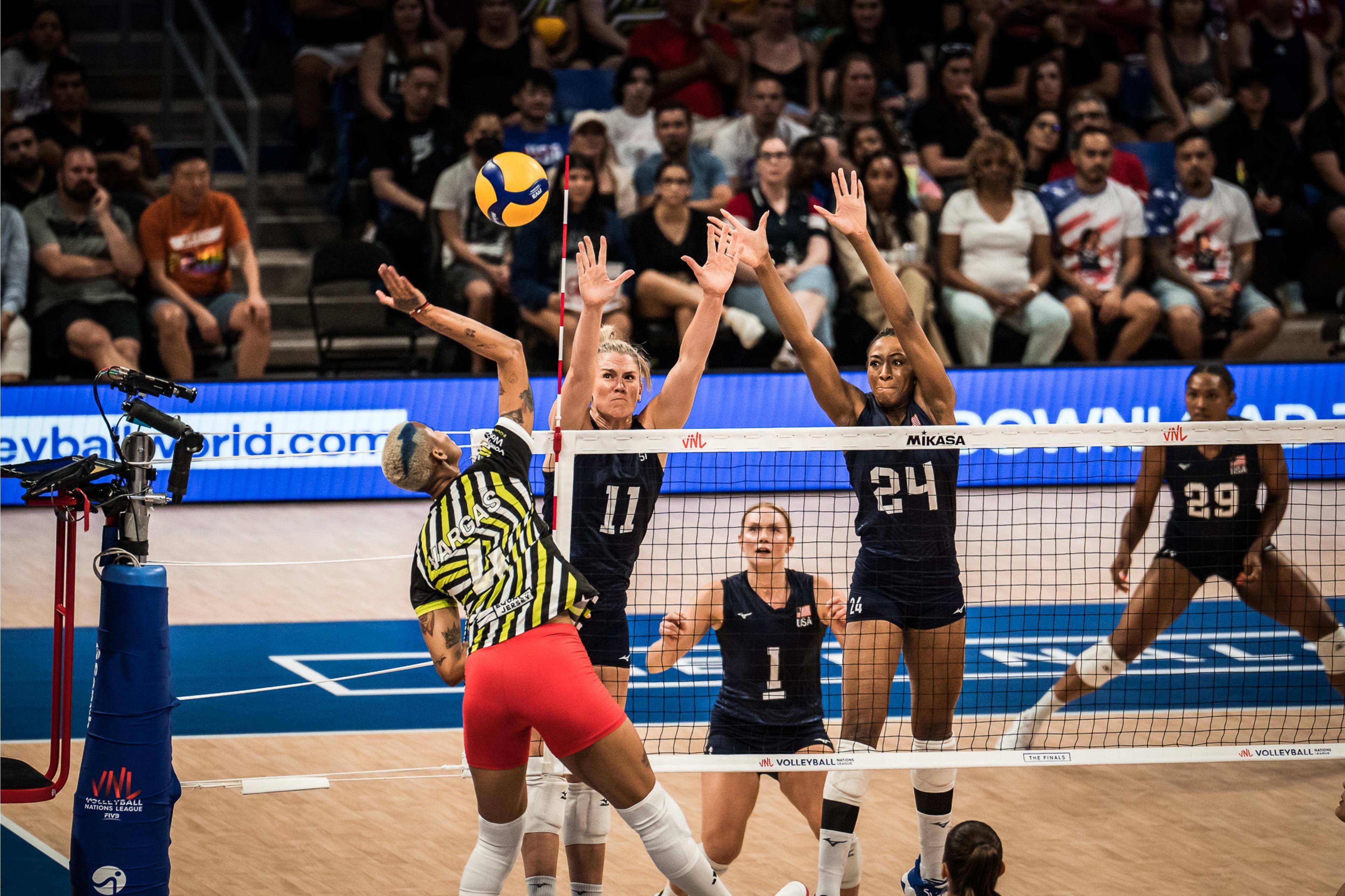 美国排球队取得胜利成功晋级决赛