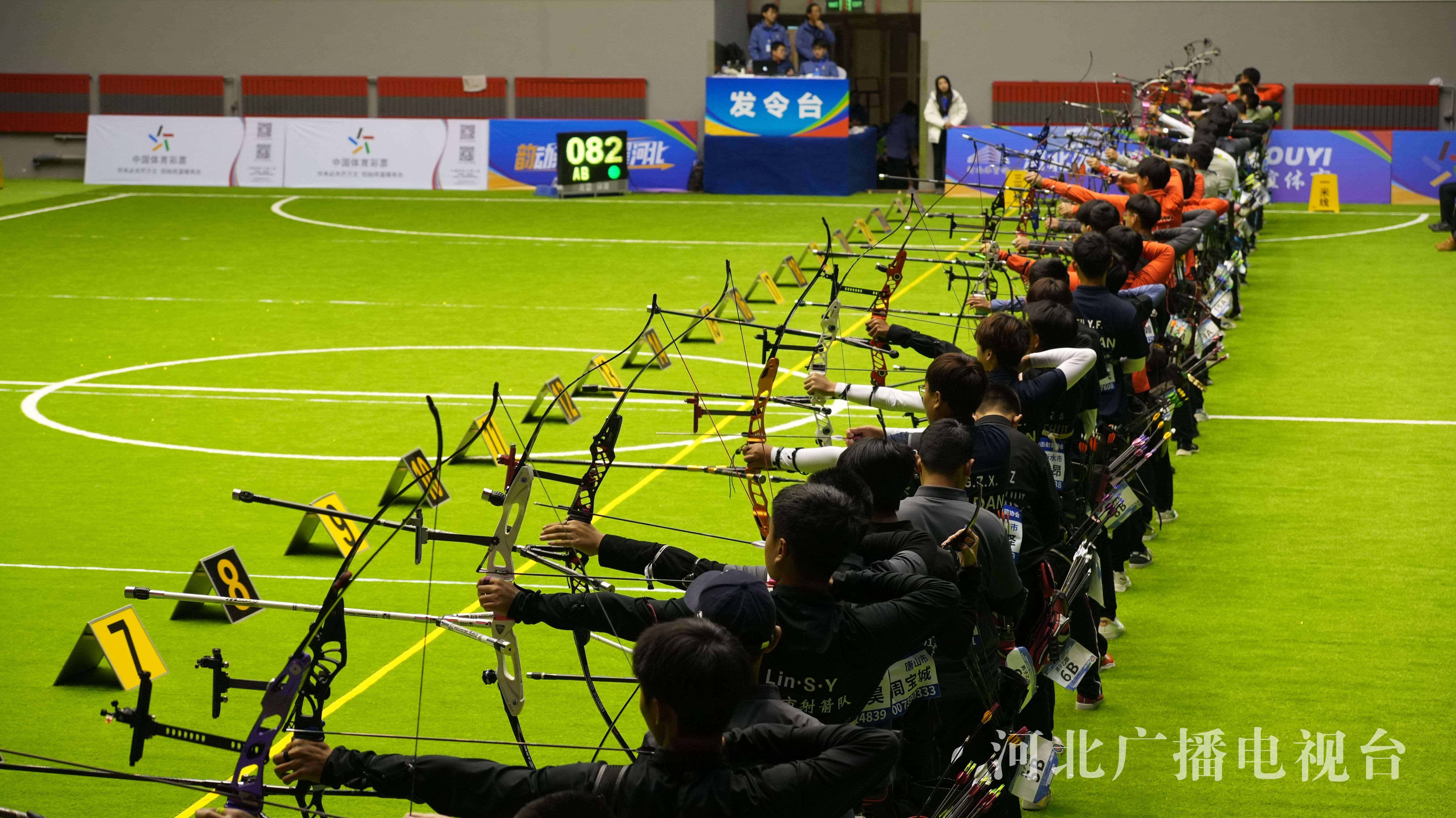 射箭比赛紧张开战，选手集中注意力寻找最佳射击机会的简单介绍