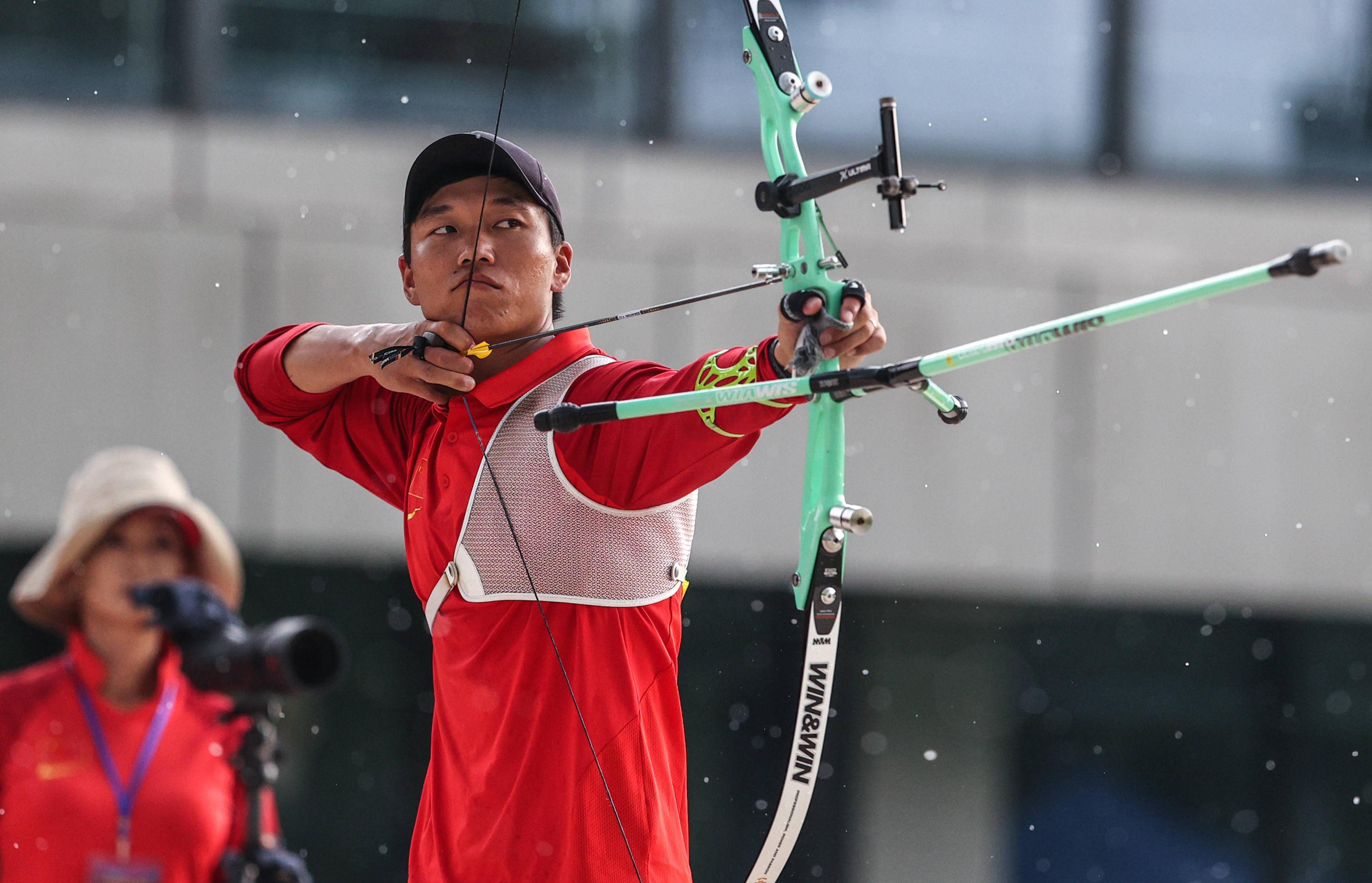 射箭比赛紧张开战，选手集中注意力寻找最佳射击机会的简单介绍