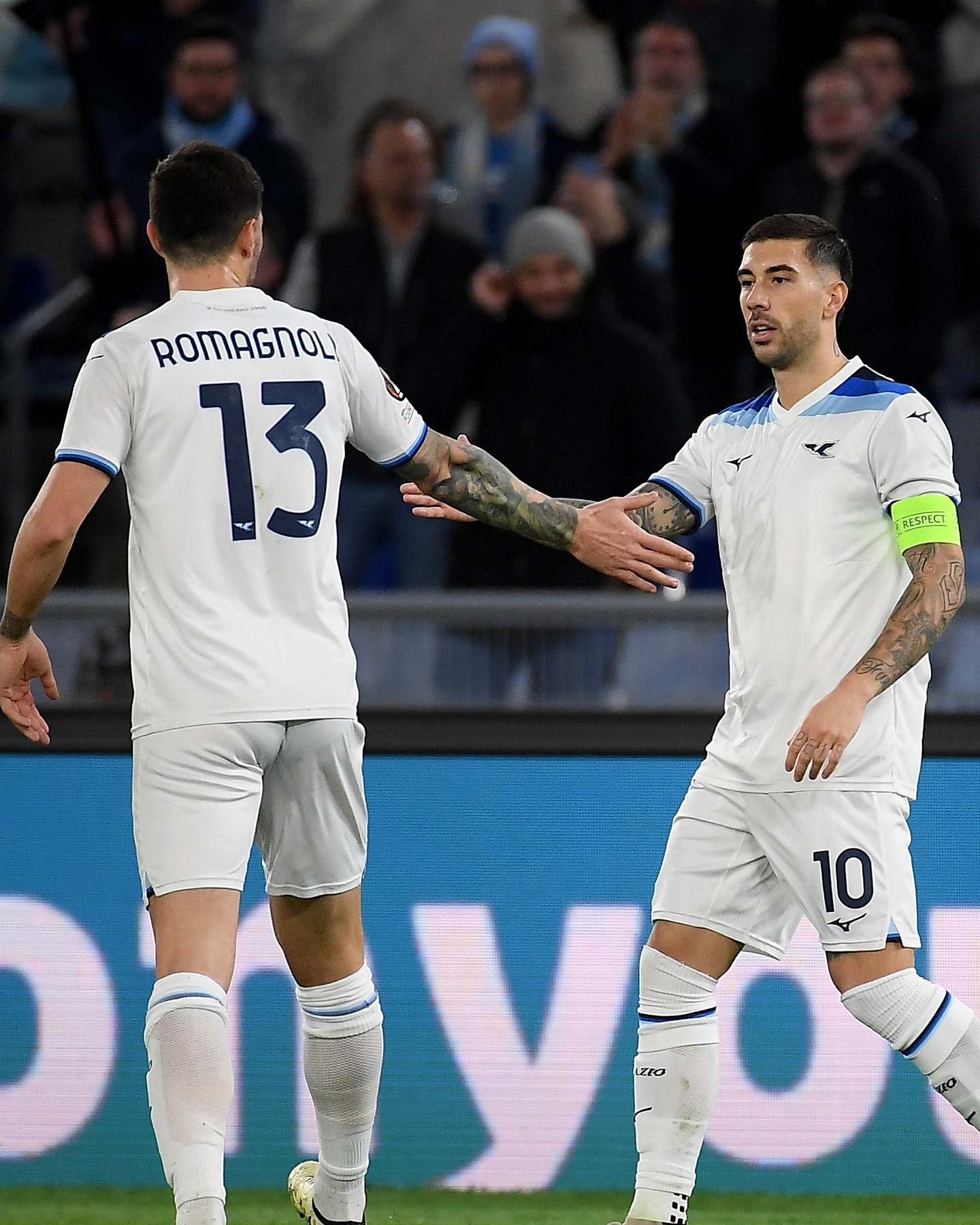 包含拉齐奥主场逆转击败都灵夺冠的词条