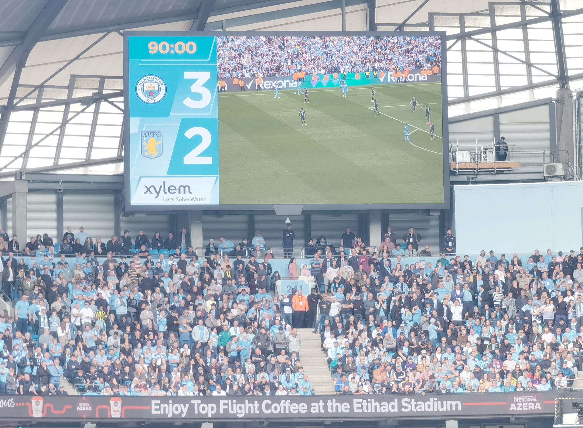 曼城客场2-1逆转击败莱斯特城，取得英超联赛胜利的简单介绍