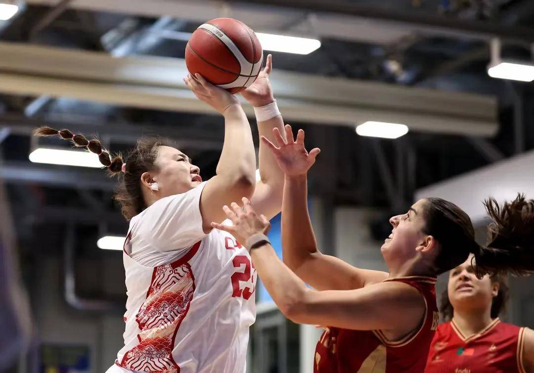 胜负悬念的篮球比赛令人屏息以待