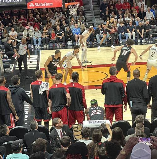 热火主场击败猛龙取得胜利 热火主场击败猛龙取得胜利