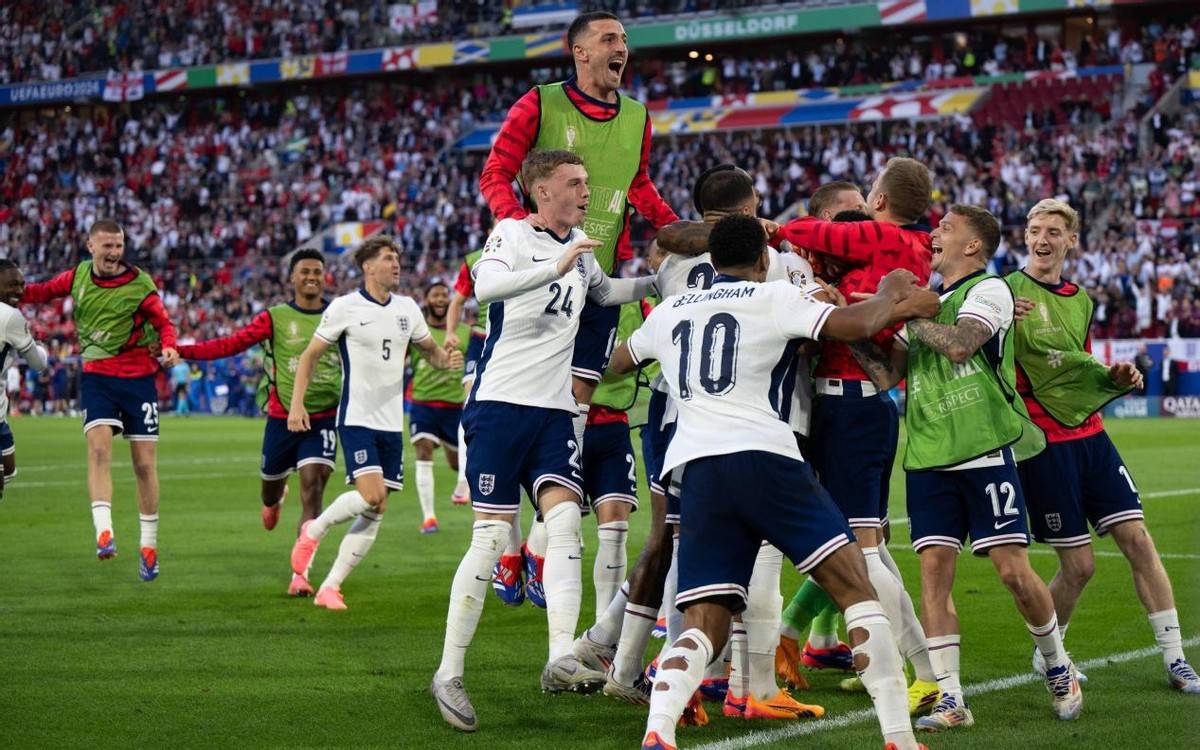 关于英格兰队发挥稳定，轻松晋级欧洲杯淘汰赛的信息